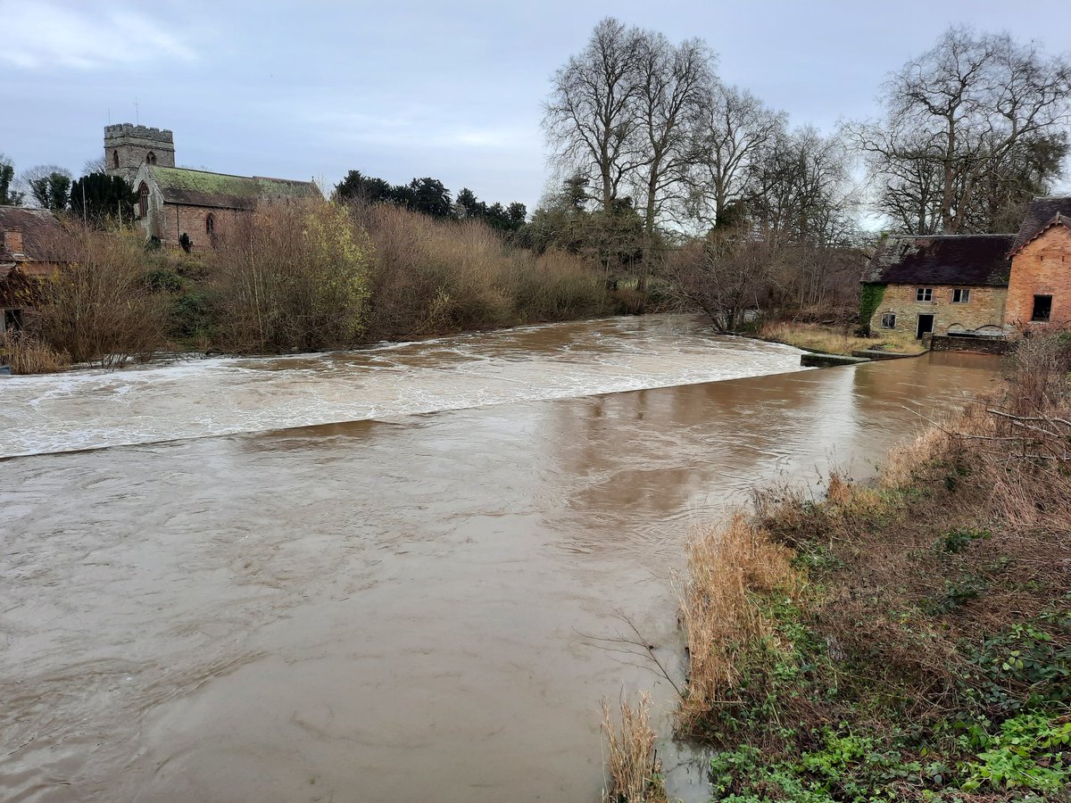 _Atchams's tweet photo. The Teme teeming with runoff from the Shropshire hills and surrounding farmland near Ludlow. #Ludlow #shropshire #Weather #bankfull #weatheraware #floods #River @LoveYourRiver @LYR_Shropshire
#planting #Trees
https://t.co/L7J6DNlZft https://t.co/sJ6AqyS2vY