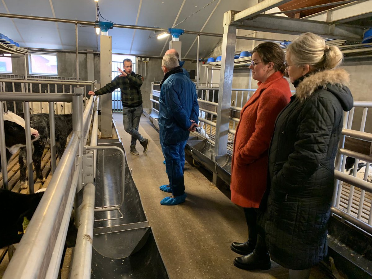 Johan_van_Beek's tweet photo. Vandaag burgemeester @janluteijn en Wout Hazeleger @SGPBarneveld een rondleiding mogen geven en uitleg kunnen geven over onze prachtige sector. Tevens onze zorgen over de windmolens kunnen delen. Hopelijk ziet @BarneveldInfo in dat windenergie niet dé oplossing is. @SGPBarneveld https://t.co/hlDVYW2G02