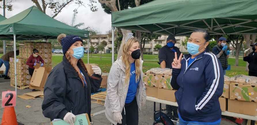 Rain or shine Team LAX is volunteering at the LA Food Bank today @aaronstash @mcgrath_jonna @MikeHannaUAL @Glennhdaniels @TammyLHServedio @Maggie_Ronan @Maddie_Queen