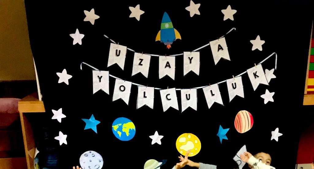 Perde hazırlık, sandalyeden düşüş, bizi neden gerçekten uzaya götürmedin ağlaması (20-25dk), ve kapanış...