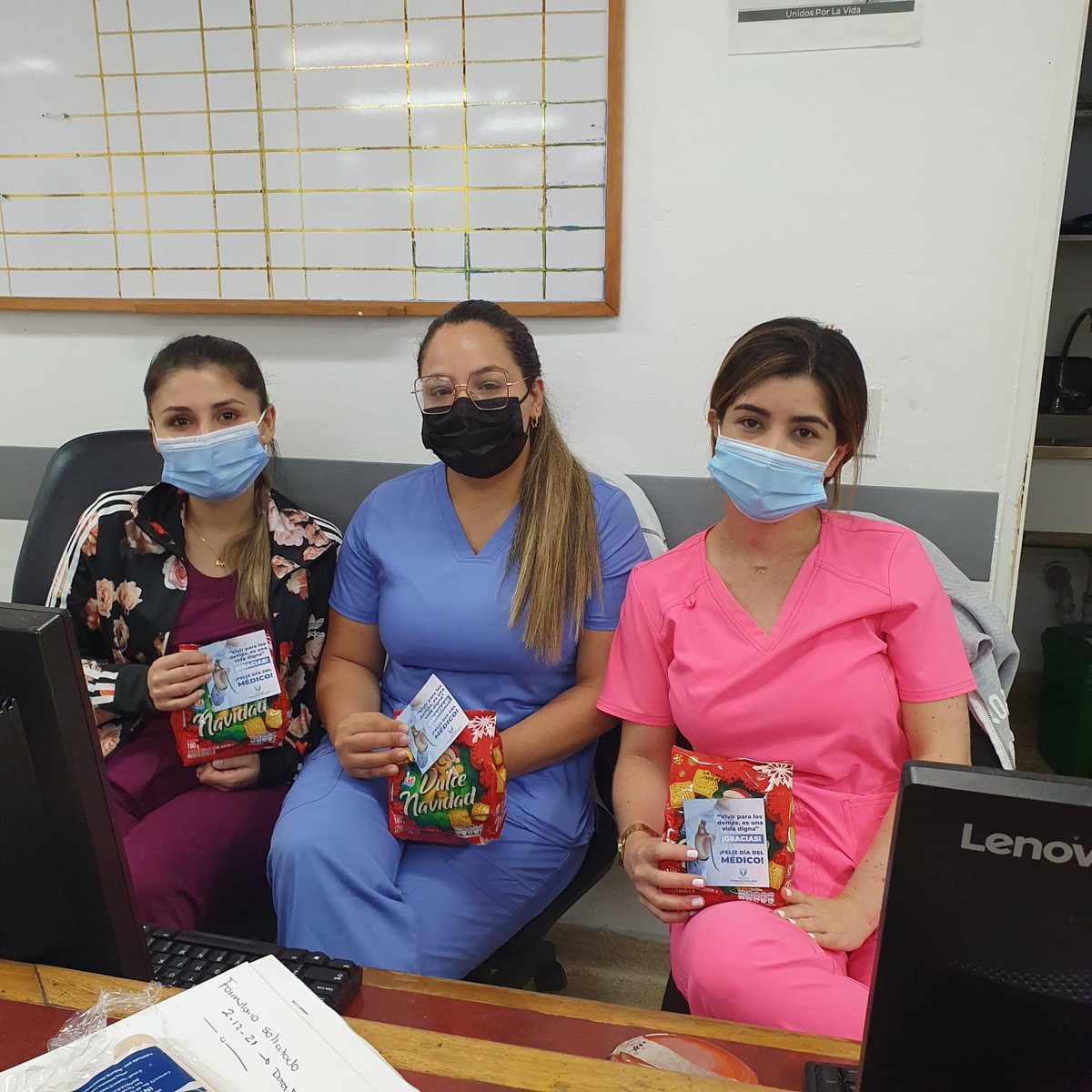 DiazHospital's tweet photo. Gracias a todo el equipo por el amor, la dedicación y el sacrificio que entregan día a día en pro de los pacientes y sus familias. Seguiremos poniendo el corazón, trabajando con fervor para brindar siempre un mejor servicio. ¡Así endulzamos el inicio de esta Navidad! https://t.co/SCSYXjlNij