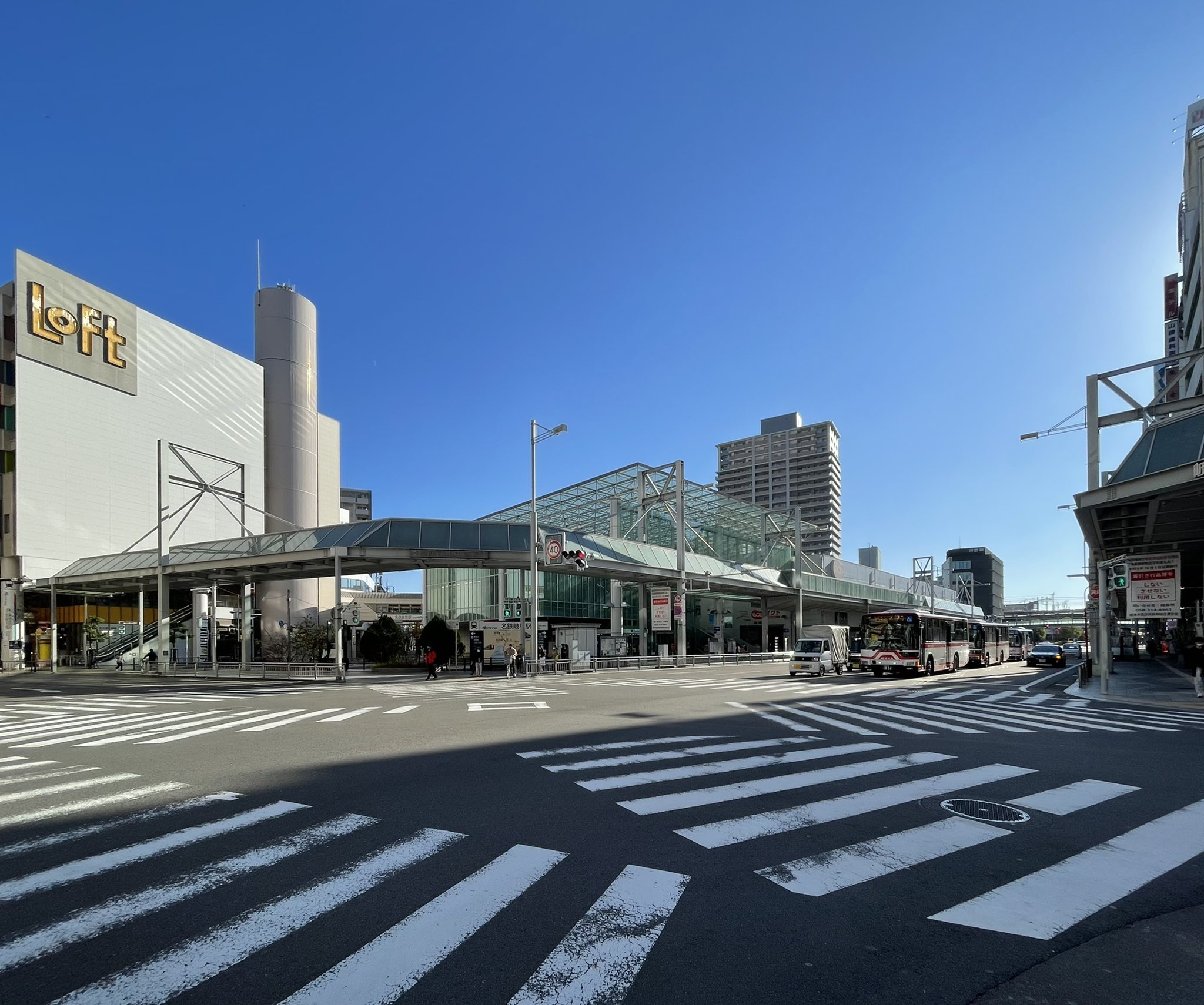岐阜聖地巡礼者 Pa Twitter 岐阜の記憶 かつて新岐阜百貨店だった場所 ここには1957年から05年までの58年間新岐阜百貨店があった 最盛期は90年 90年代の街中の店では一番好きだった百貨店 連結する岐阜バスのターミナルも好きだったな 複雑な電線に路面