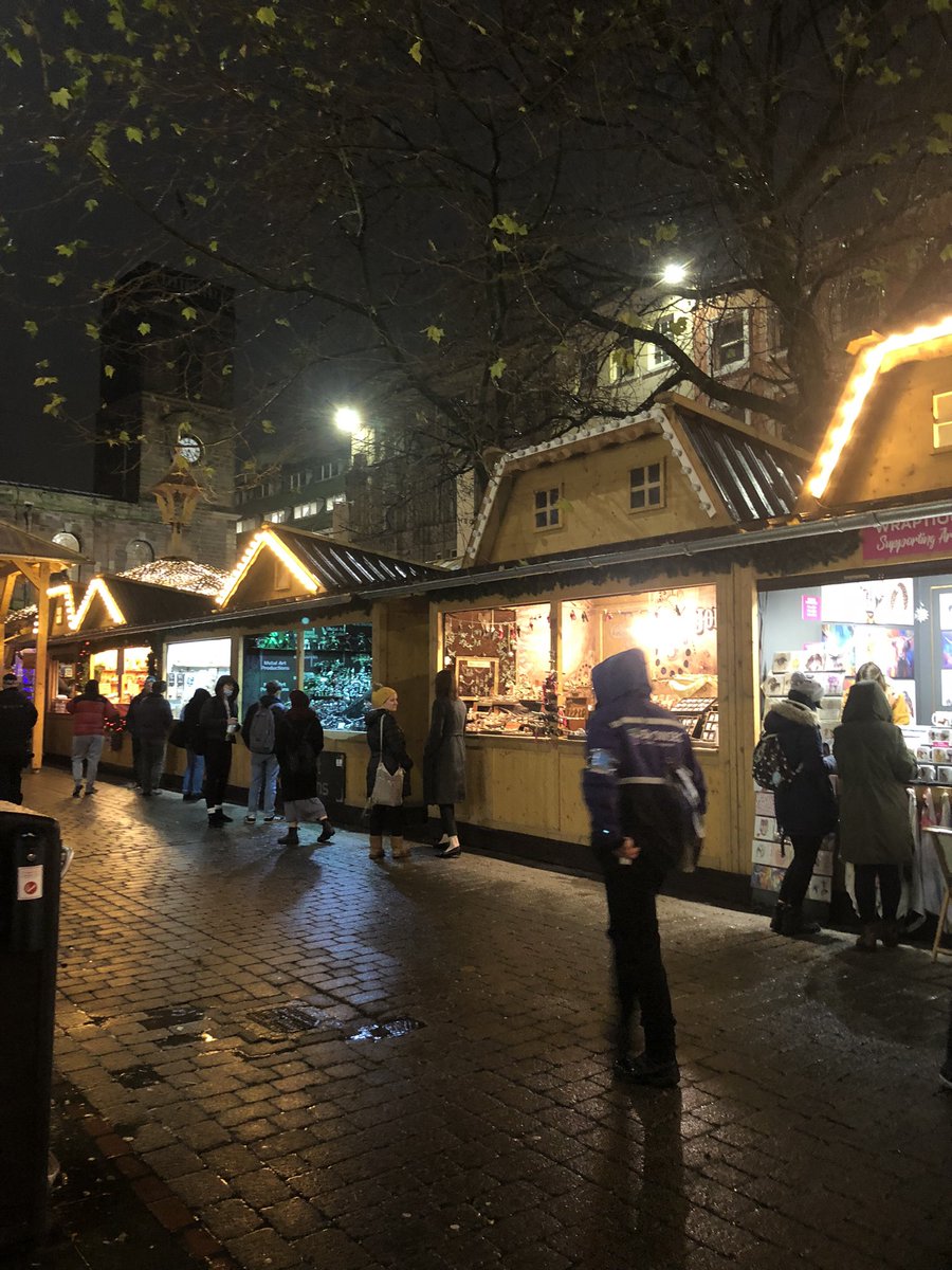ClarenceRook's tweet photo. Got up early, down to London for a meeting with @Sean_McLusky at #gallery46 then up to Manchester . Finished the evening at the Christmas Market eating #Bratwurst . https://t.co/BXSfXeMCMY