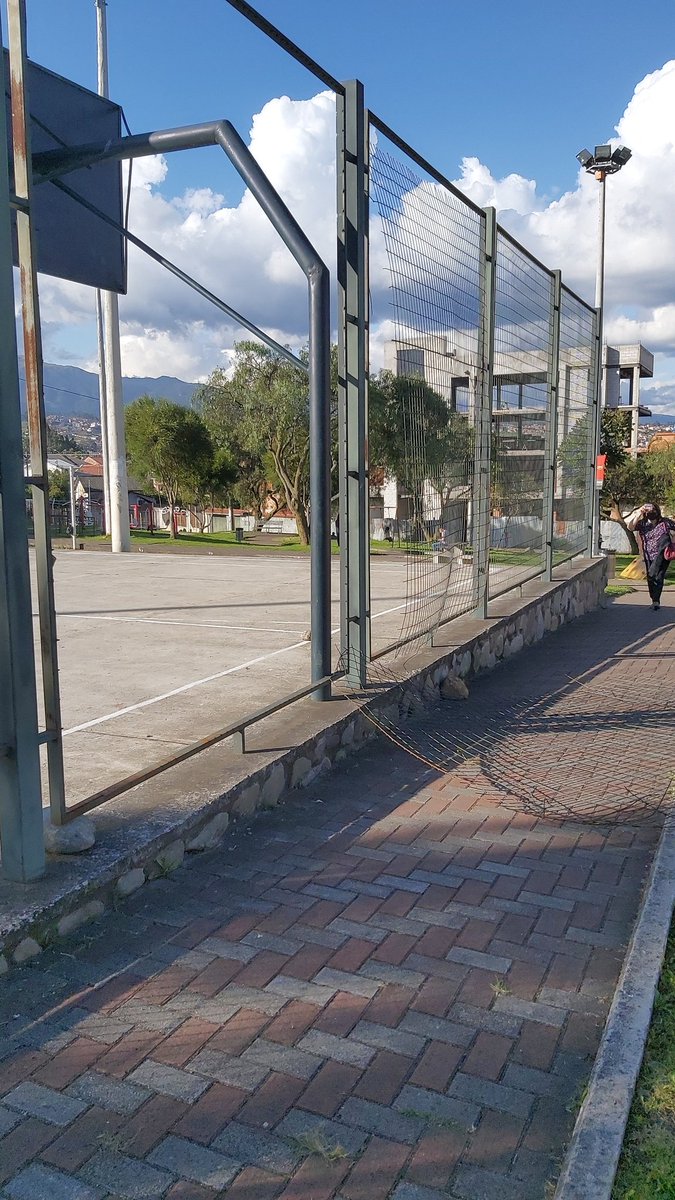 daniel_serrano's tweet photo. @emac_ep  favor corregir esta malla del parque de las delicias en la Av 10 de agosto, la malla  tiene objetos coratapunzantes  y muchos niños hacen deporte en la cancha https://t.co/SKAFAaR2Sx