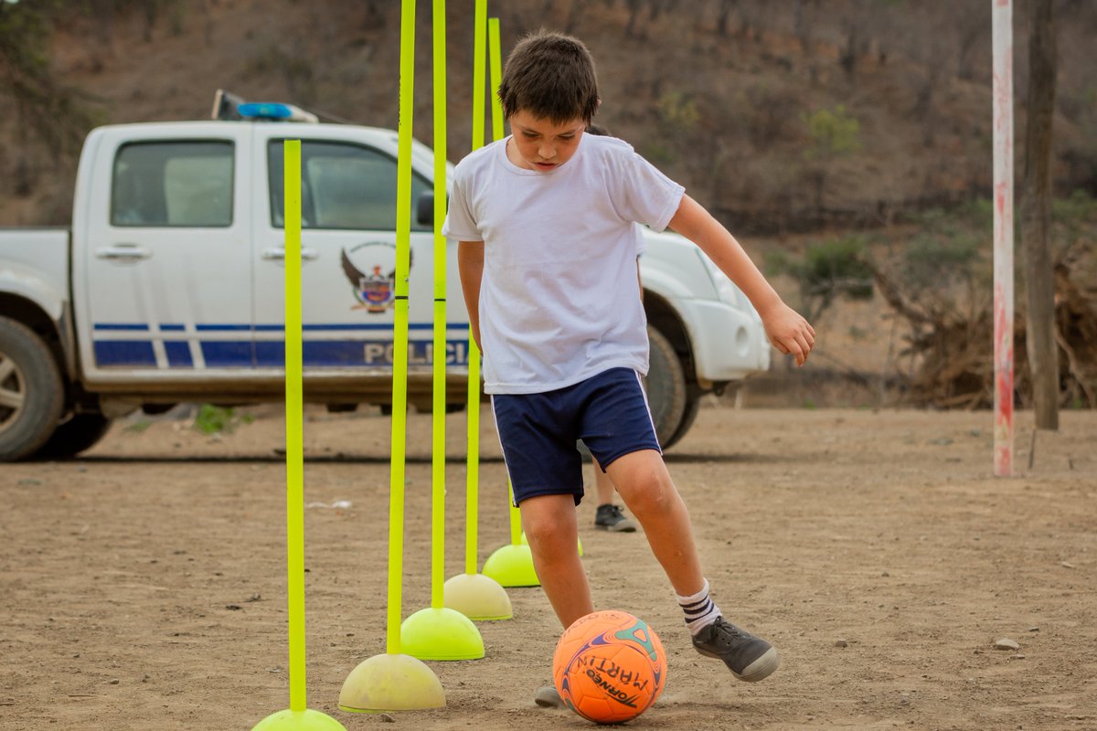 PdG_bolaspamba's tweet photo. #PuntosDelEncuentro

#Conlacomunidad | Hoy 9 de diciembre se apoyó en la Preinauguración de la primera Escuela Formativa Infantil de Fútbol Bolaspamba que tiene como fin crear espacios que permita a la niñez demostrar sus habilidades y potencialidades en e l campo deportivo. https://t.co/xzcwyC62Kj