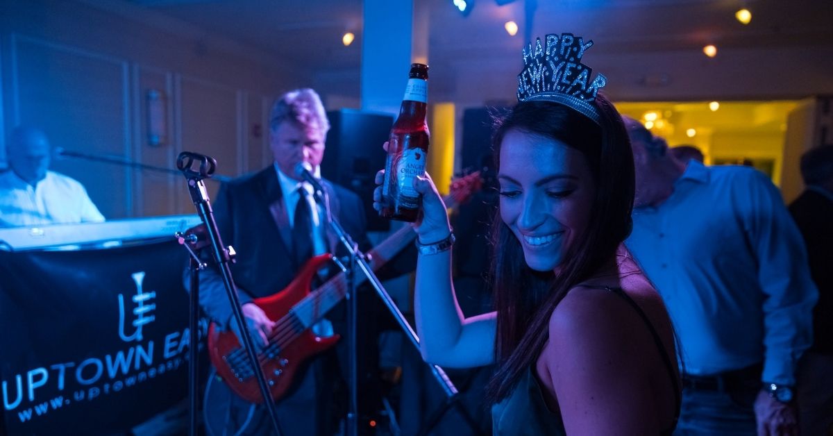 Live Music. Dinner. Dancing. And all on the Intracoastal. There is no better way to ring in the New Year so spend it with us! Give us a call to make your dinner reservation or come to our NYE party upstairs. Choose one, or choose both!
Tickets > bluewaterdining.com/events/a-bluew…