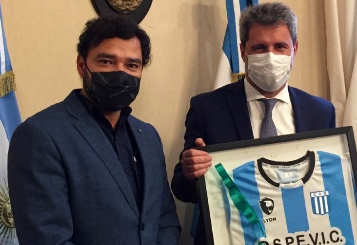 GustavoPedrOk's tweet photo. . A sabiendas de su pasión por el fútbol, aprovechamos la visita para dejarle como presente una camiseta oficial de @ClubARAcing. Un fuerte abrazo @sergiounac. https://t.co/t6OK9rzT0m