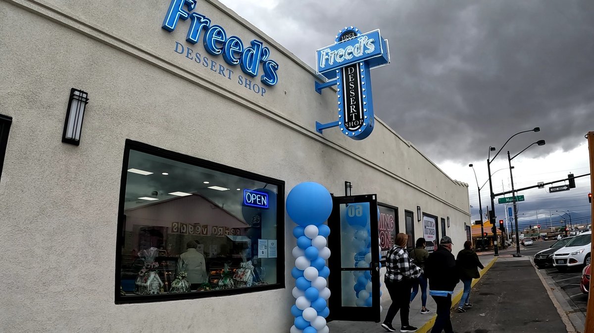 Freed's bakery opens in the Arts District Las Vegas. #freeds <a href="/freedsbakery/">Freed's Bakery</a> #lasvegas #vegas #bakery <a href="/VitalVegas/">Vital Vegas</a> <a href="/LasVegasLocally/">Las Vegas Locally 🌴</a>