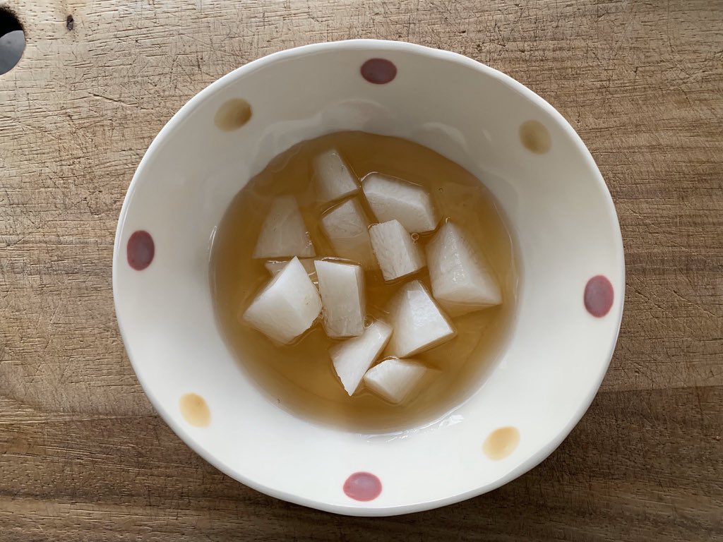 Coco美漢方 田中 友也です 長引く咳や痰 喉の痛みに 大根飴 材料は大根とハチミツだけ 作り方も大根を1 角に切り ハチミツをヒタヒタに注いで一晩冷蔵庫に入れ 浸けておくだけ 板藍のど飴入りもオススメ 大根がシワシワになれば取り出し 大根