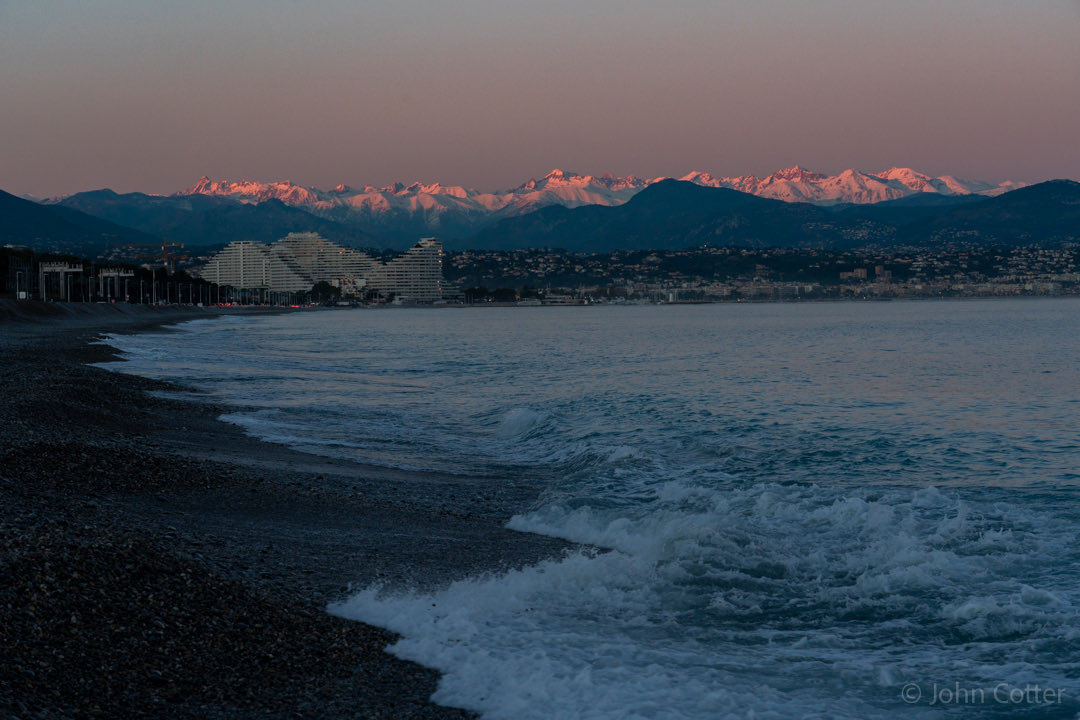 Mercantour rose, Lune croissant ce soir #CotedAzurFrance #antibes #mercantour #antibestourisme #marinabaiedesanges #jeudiphoto #sunset #moon #southoffrance