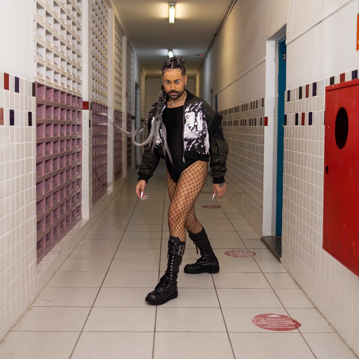 tchelo's tweet photo. • “flow que faz bumbum tremer!” 🍑@QuebradaQueer 

. Hoje tem QQ na MTV ✔️
. Amanhã tem QQ no Multishow ✔️
. E 2022 tem QQ no Brasil TODO! 🔥

Please, continuem ouvindo&amp;assistindo #ABCdoQQ 🥺🎒✨ https://t.co/7MgwLrRHaf