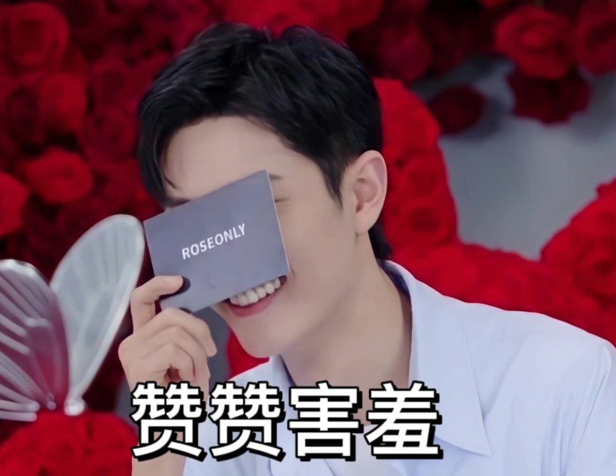 A little 代餐~ 😋 ppl were calling out this guy for touching the female next to him - only for it turn out to be his wife.  That subconscious movement that you see between couples, where have I seen that before I wonder 🧐🤨🤔
cr: ISAYNEVERLAND_
m.weibo.cn/detail/4712503…