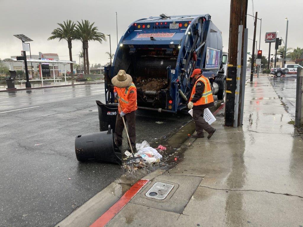 LBPublicWorks's tweet photo. In November, our #LBCleanTeam was out completing over 1,700 requests for illegally dumped items, removing over 200 tons of debris out of #LongBeach. They also assisted with 9 Community Clean-ups!

Learn how you can organize a clean-up in your area: https://t.co/7VOZ4GnJKD https://t.co/tnRAgB9Tpn