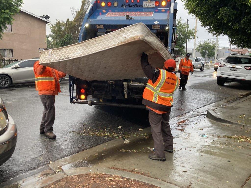 LBPublicWorks's tweet photo. In November, our #LBCleanTeam was out completing over 1,700 requests for illegally dumped items, removing over 200 tons of debris out of #LongBeach. They also assisted with 9 Community Clean-ups!

Learn how you can organize a clean-up in your area: https://t.co/7VOZ4GnJKD https://t.co/tnRAgB9Tpn