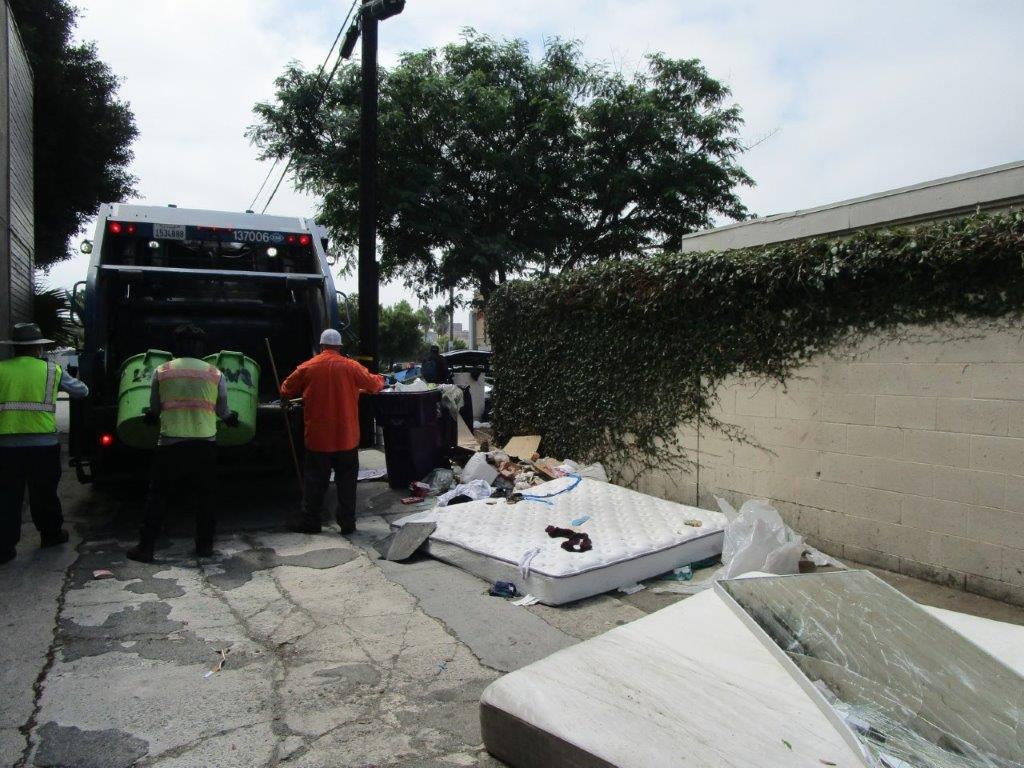 LBPublicWorks's tweet photo. In November, our #LBCleanTeam was out completing over 1,700 requests for illegally dumped items, removing over 200 tons of debris out of #LongBeach. They also assisted with 9 Community Clean-ups!

Learn how you can organize a clean-up in your area: https://t.co/7VOZ4GnJKD https://t.co/tnRAgB9Tpn