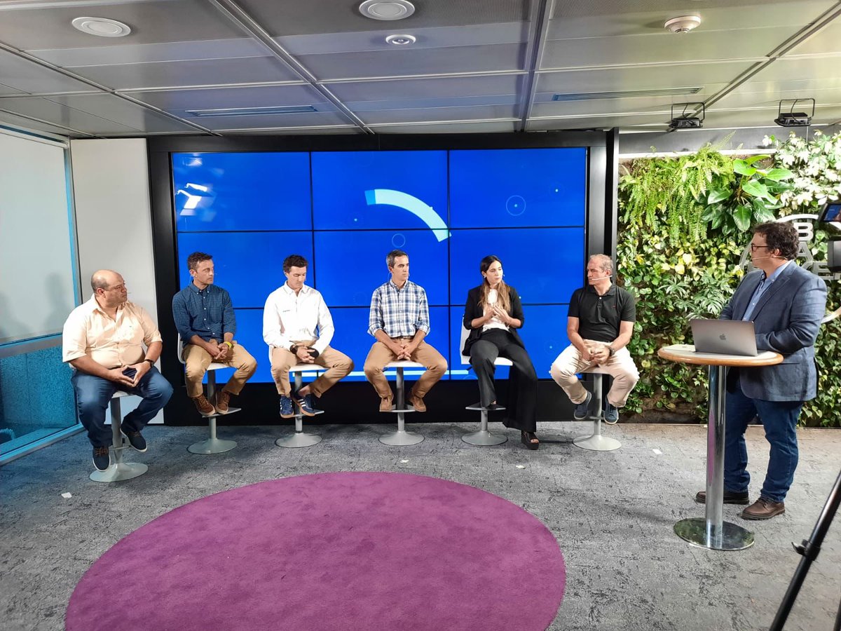 mncueto's tweet photo. Lanzamiento #iteros de @Bayer4CropsAR. Pensando y re pensando la #agricultura del futuro en #Argentina. #comunidaddeexpertos. @agrotvcomar https://t.co/GWkIYmPlM7