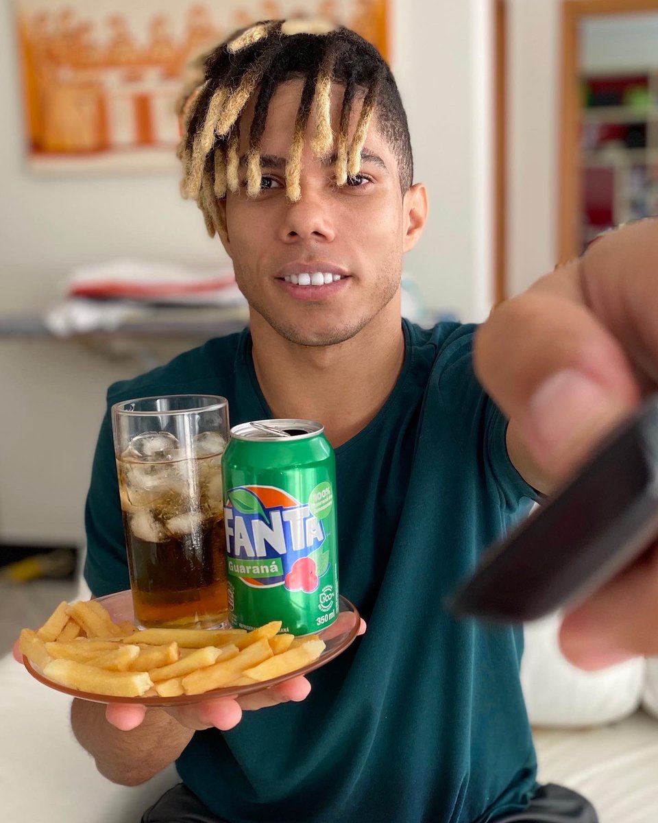 Kennosv's tweet photo. Gente ta chegando a hora, to com a Fanta trincando aqui!
#GamePedeFanta #Publi @fanta_br https://t.co/Z82NHKHdDG