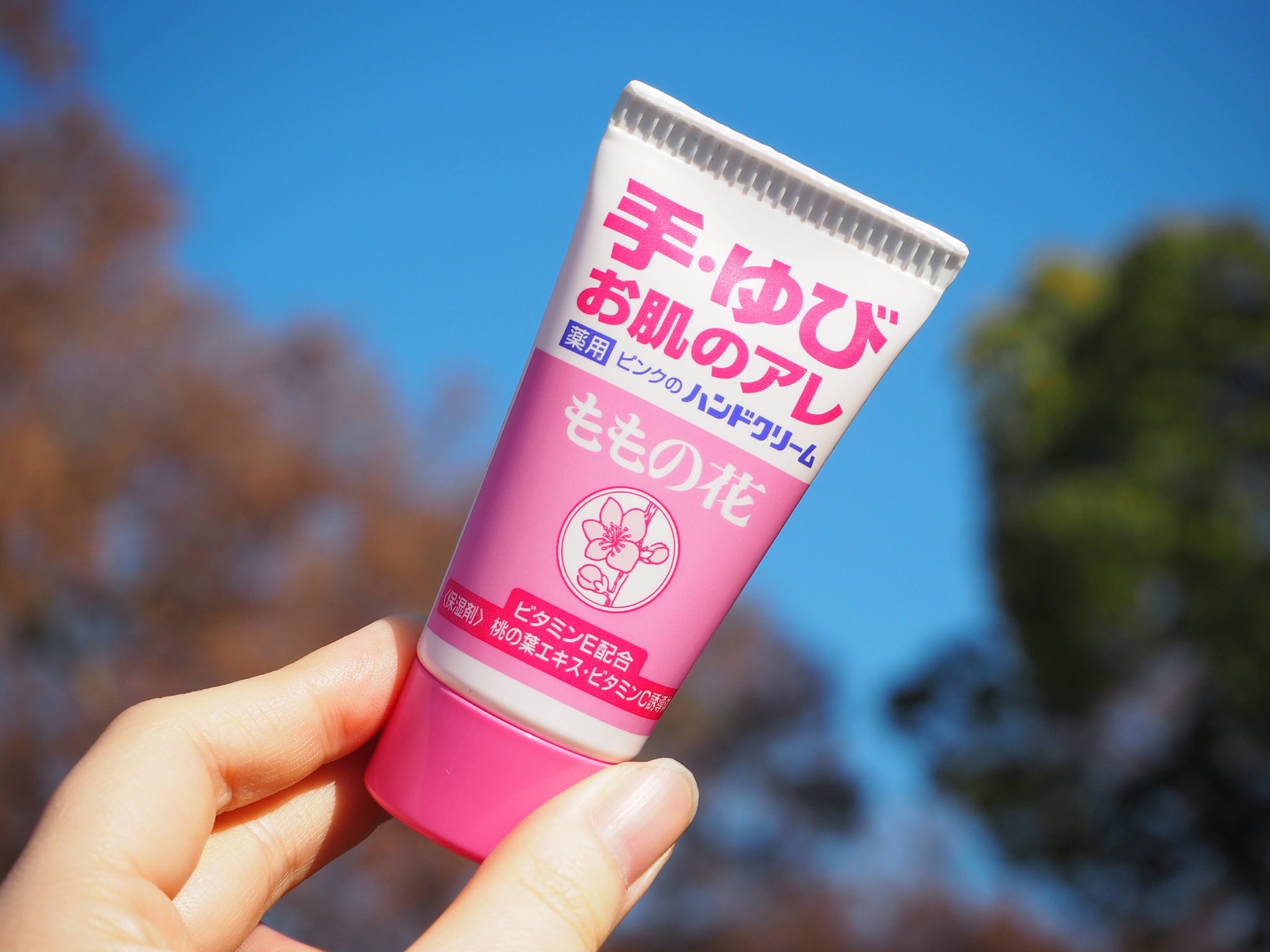 オリヂナル株式会社 ももの花ハンドクリームと聞くと 瓶の容器 のイメージをお持ちの方も多いと思いますが 持ち運びにも 便利な チューブタイプ も販売しています お近くの店舗で見当たらない場合は オリヂナル公式通販サイトからも購入可能です