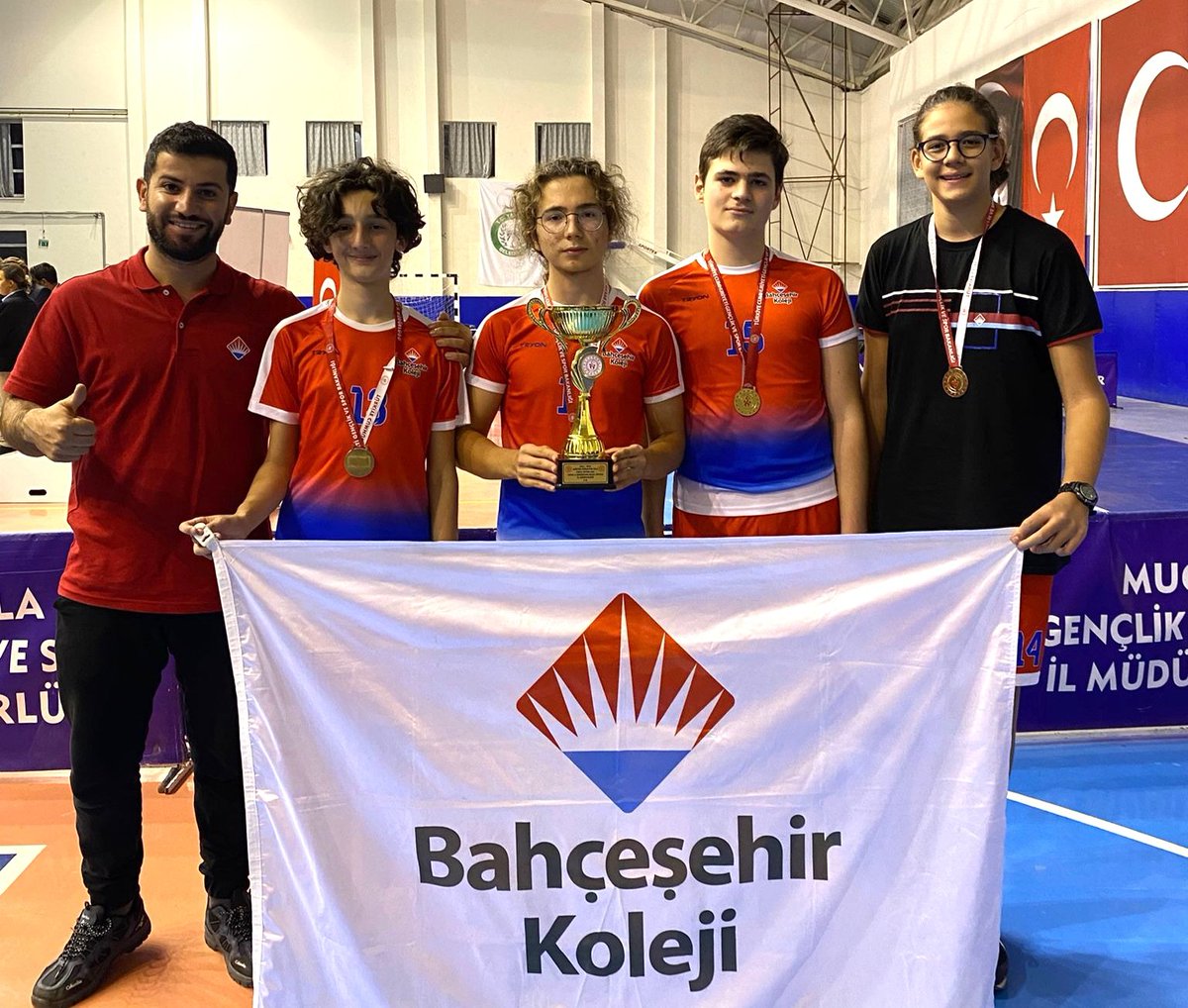 bk_bodrum's tweet photo. 📣Gençlik Spor İl Müdürlüğü ve İlçe Milli Eğitim Müdürlüğü tarafından düzenlenen okullar arası Masa Tenisi Gençler İl Birinciliği müsabakalarında, Masa Tenisi Genç Takımımız Muğla Şampiyonu olmuştur.🏆

Öğrencilerimizi ve antrenörümüzü tebrik eder, başarılarının devamını dileriz. https://t.co/yMjEQcYk2s