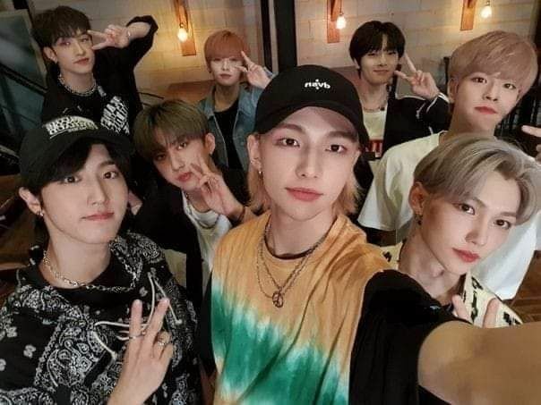 hyunjinxfairy's tweet photo. Las selcas grupales siempre serán lo mejor que existe 

I vote #straykids for 'Worldwide Fans' Choice Top 10 #MAMAVOTE https://t.co/FO8pOJG4sF