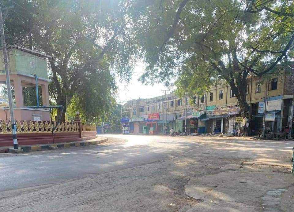 Layla58829085's tweet photo. Junta tries every cruel ways to stop the protesters ; nevertheless they have failed again to stop #Monywa locals' silent strike .

#OurCityOurRules 
#Dec10Coup 
#WhatsHappeningInMyanmar 
#SlientStrike https://t.co/bcWfFZzl2m