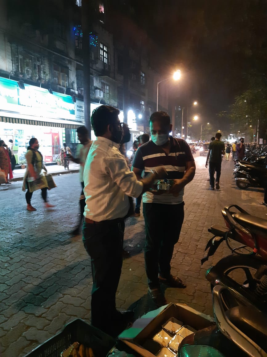 sssso_mah_goa's tweet photo. Aum Sri Sai Ram
With Bhagawan Sri Sathya Sai Baba's grace and blessings, around 200 food packets, Bananas and water bottles were distributed on 07th December 2021 by Ghatkopar Powai Samithi.
@SaiMessengers
@ssssoindia
#SSSSOIndia #sssso_mmr #helpeverhurtnever https://t.co/JamEnVSaZg