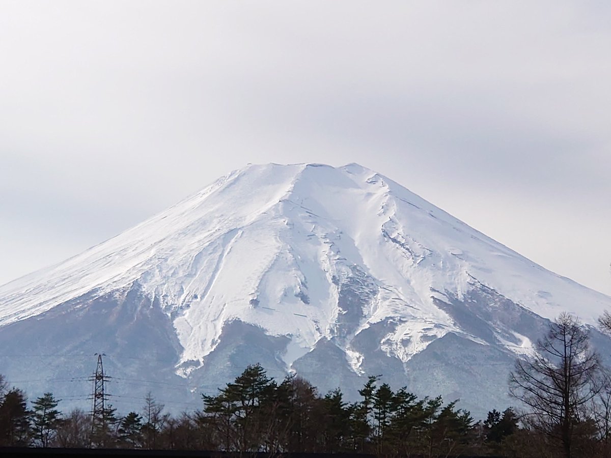 2021/12/10 今日の昼の富士山 曇天 姿を現しました🤩 気温 7度