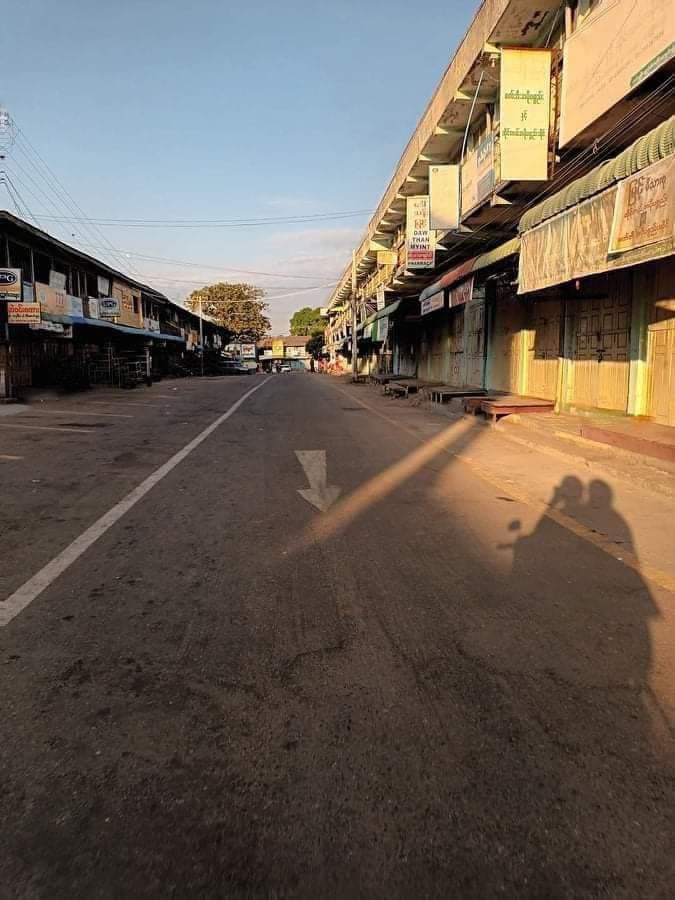 TNA_Myanmar's tweet photo. မိတ္ထီလာမြို့တွင်းနှင့် ဈေးအတွင်း၌ မိတ္ထီလာပြည်သူများက သွေးမအေးသေးကြောင်း ပြသသည့်အနေဖြင့် စစ်အာဏာရှင်ဆန့်ကျင်ရေး အသံတိတ်သပိတ်( #SilentStrike) လုပ်ဆောင်ကာ ဈေးနှင့်ဆိုင်ခန်းများ ပိတ်ထားသည်ကို ယနေ့ ဒီဇင်ဘာလ(၁၀)ရက်နေ့ နံနက်ပိုင်းတွင် မြင်တွေ့ရသည်။

#TachileikNewsAgency https://t.co/M8hKj3yYHN