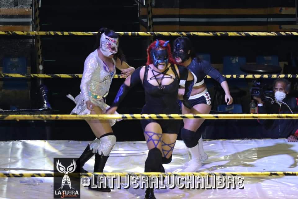 LaTijeraLucha's tweet photo. Gran dúo el conformado por #Sagittarius y #Artemis para vencer a unas complicadas y dueñas de #IWRG,como lo son #Satania y #Amazonika las foráneas demostraron q viene por todo en la rama femenil de la #ArenaNaucalpan y sobre todo que su carisma hizo conexión con la afición IWRG. https://t.co/FK8fIVoAD2