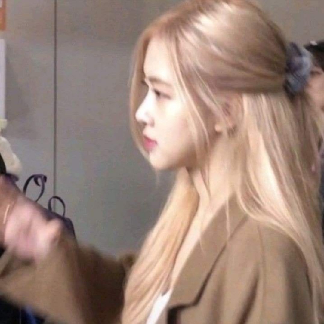 Day 16: cậu có thể retweet cái tweet này vì Rosie được không?

I vote #MAMAVOTE #rosé