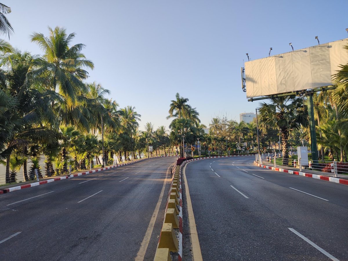 hninyadanazaw's tweet photo. Myanmar’s general public joins “nationwide silent strike” on Friday as a show of solidarity with the anti-junta movement to restore civilian rule. Streets are mostly now gone empty, usual crowded markets are closed today in Yangon and major cities. 
#WhatsHappeningInMyanmar https://t.co/ws1ztG2ovR