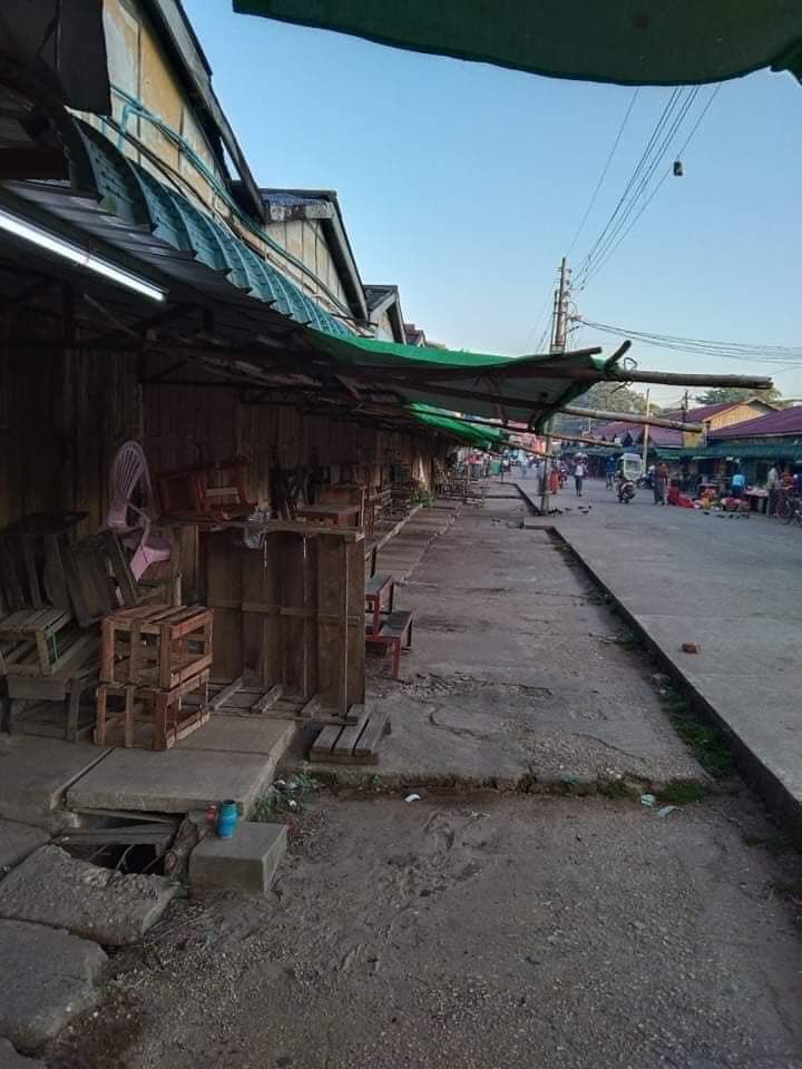 Marketers of Myaung Mya Tsp Market joined #SilentStrike
#OurCityOurRules
#WhatsHappeningInMyanmar