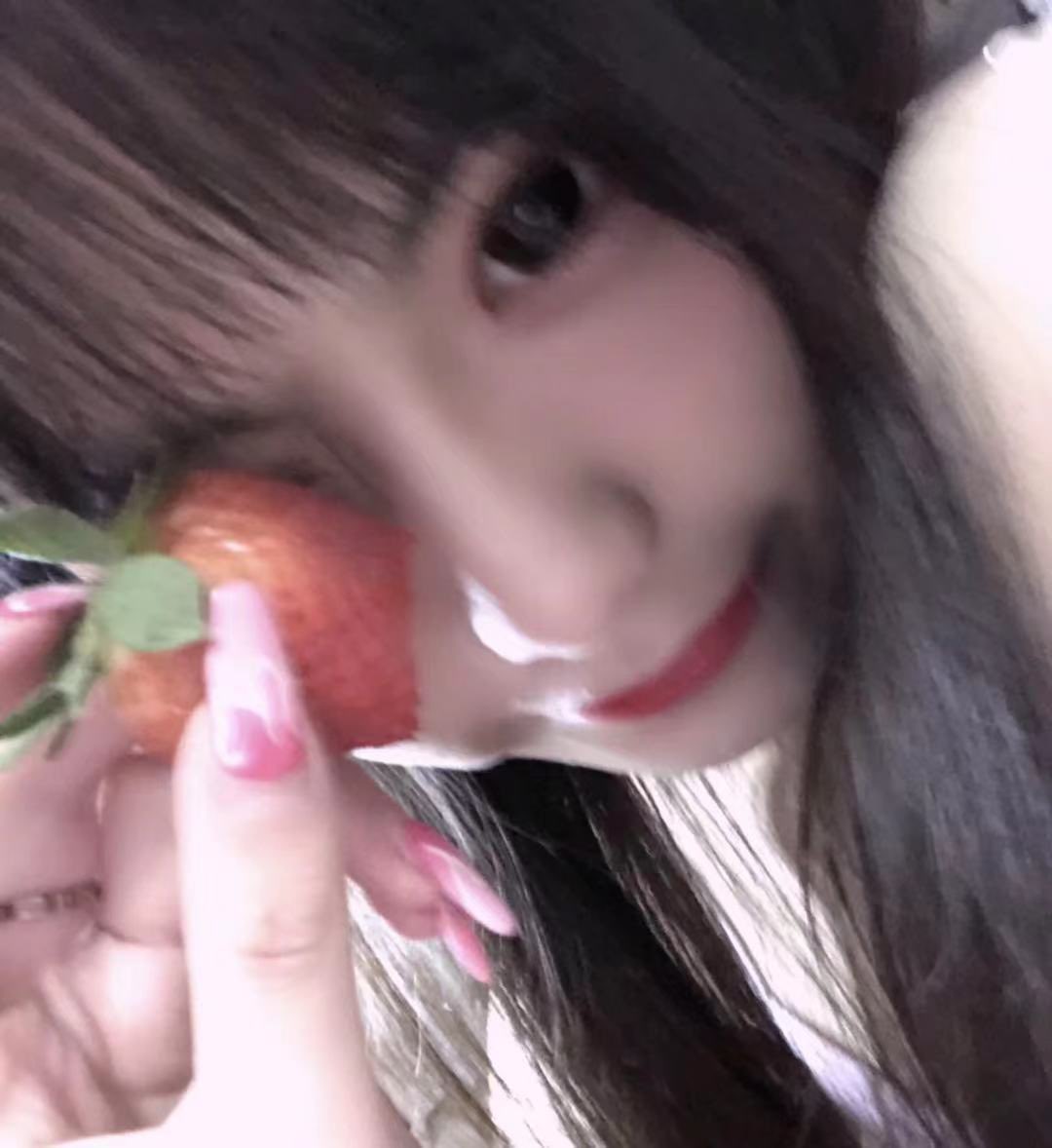 LLrourou520's tweet photo. 今天中午吃什么...来一颗小草莓吧❤️ https://t.co/AT6ZslP2FP