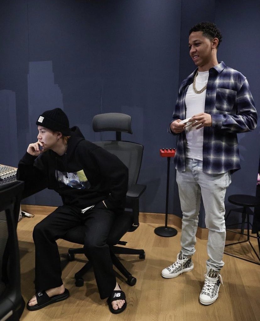 BTS__CL's tweet photo. [📸] ¡El rapero Lil Bibby ha compartido una imagen junto a Yoongi de BTS! 

©️ Bitiiezluv
@BTS_twt #방탄소년단  #BTS  #BTSARMY  #PermissionToDance https://t.co/5hlpSTToKw