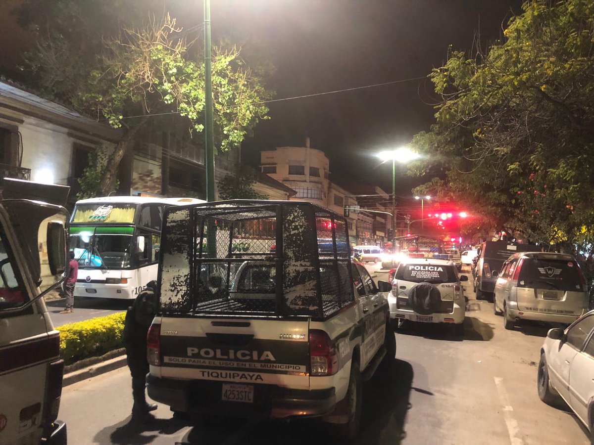 Alrededor de 200 efectivos policiales se alistan para ir rumbo a Potosí. Son 5 flotas que transportarán a los uniformados al lugar de destino. 
📷 DAVID OVANDO