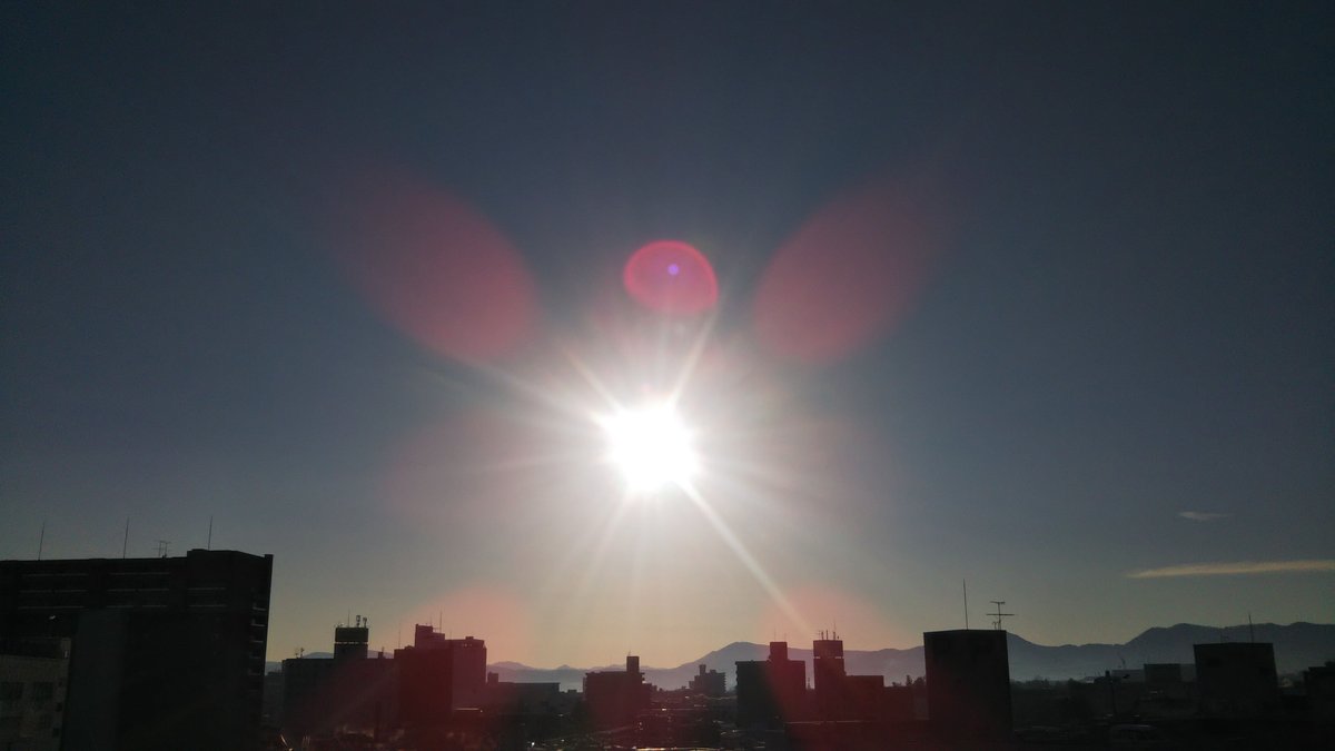 hiroso_Cassis's tweet photo. 青空の広がる天気
#今日も 岩木山が綺麗です
今朝は昨日より気温が下がり
最低気温は-2.2℃で今もマイナス気温の様です
あと3週間程で今年も終わり…
あっという間な一年
寒い季節に弊社の #Goodcassis 100%カシス果汁を
つかった体の温まる一杯は如何ですか?
#弘前市 #いまそら https://t.co/RxuRyaFzFN