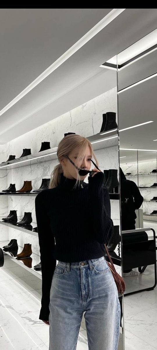 I vote #MAMAVOTE #rosé 
Follow chéo vote cho Rosie