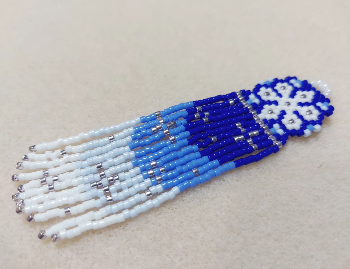 thevvalkyrie's tweet photo. Current WIP: a winter sky themed fringe earring

I'm really loving the length. Still not so sure about the lightest blue shade https://t.co/tMzzSjxs7a