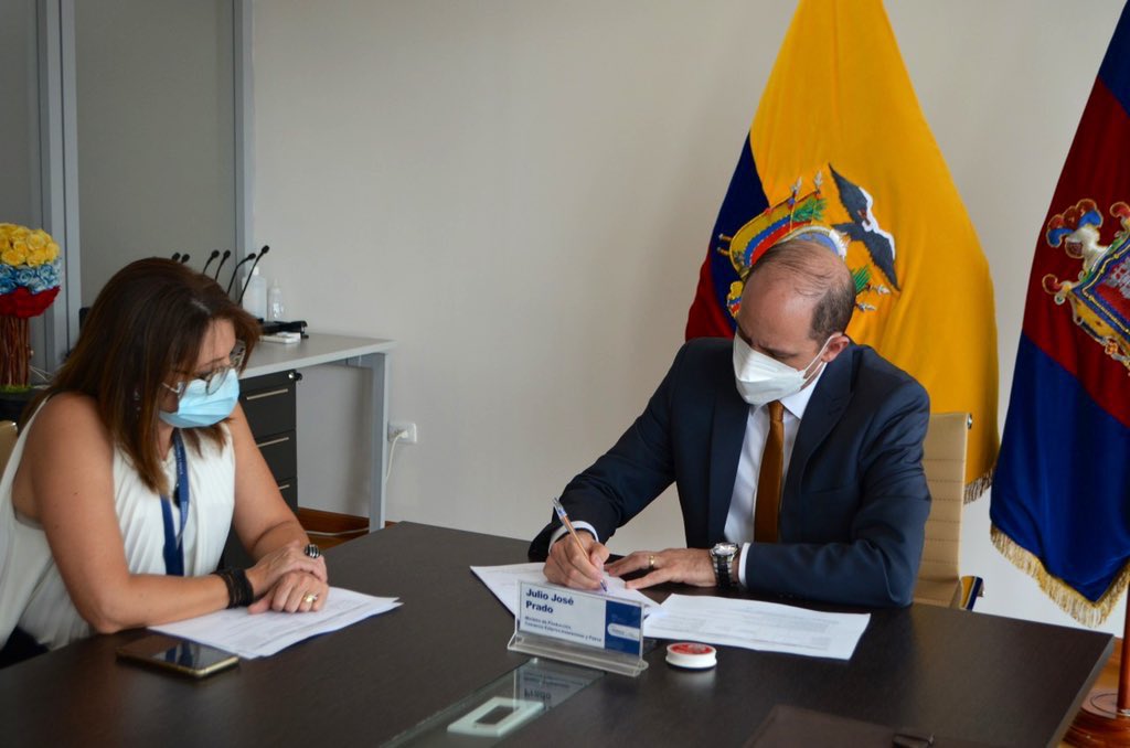 Produccion_Ecu's tweet photo. ¡Más de USD 33 millones de inversión💪🏽🇪🇨! El ministro @pradojj firmó cinco contratos de inversión relacionados a los sectores forestal, industrial y agrícola, su puesta en marcha generará oportunidades laborales a escala nacional y dinamizará la economía. #EcuadorOpenForBusiness https://t.co/t4DZMnDjLf