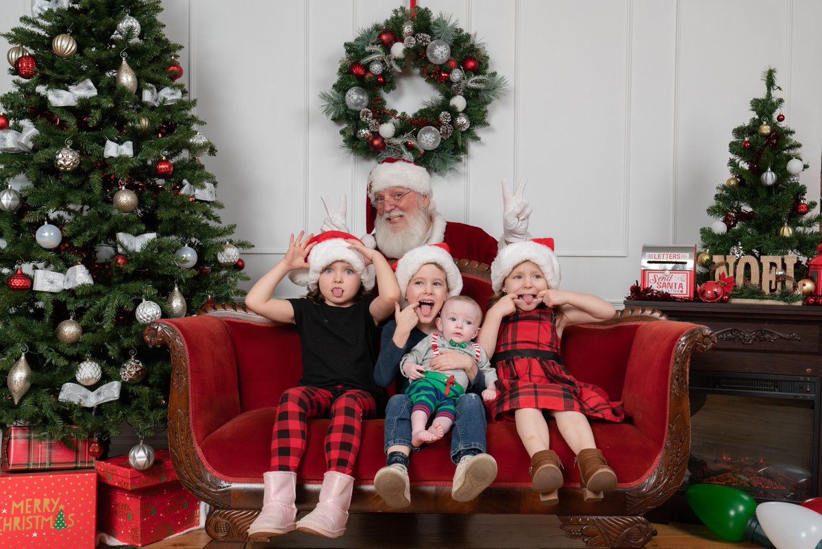 downtowncalgary's tweet photo. This just in! ๐
A special guest will be dropping into our @snapfotoclub pop-up tomorrow.
"Santa G" isn't your regular Santaโhe's a cool Santa! And he'll be hanging out at #DeckTheAve this Friday, December 10. Book a photo session here ๐ https://t.co/WnnMzOqMit https://t.co/lELemPYH2Z