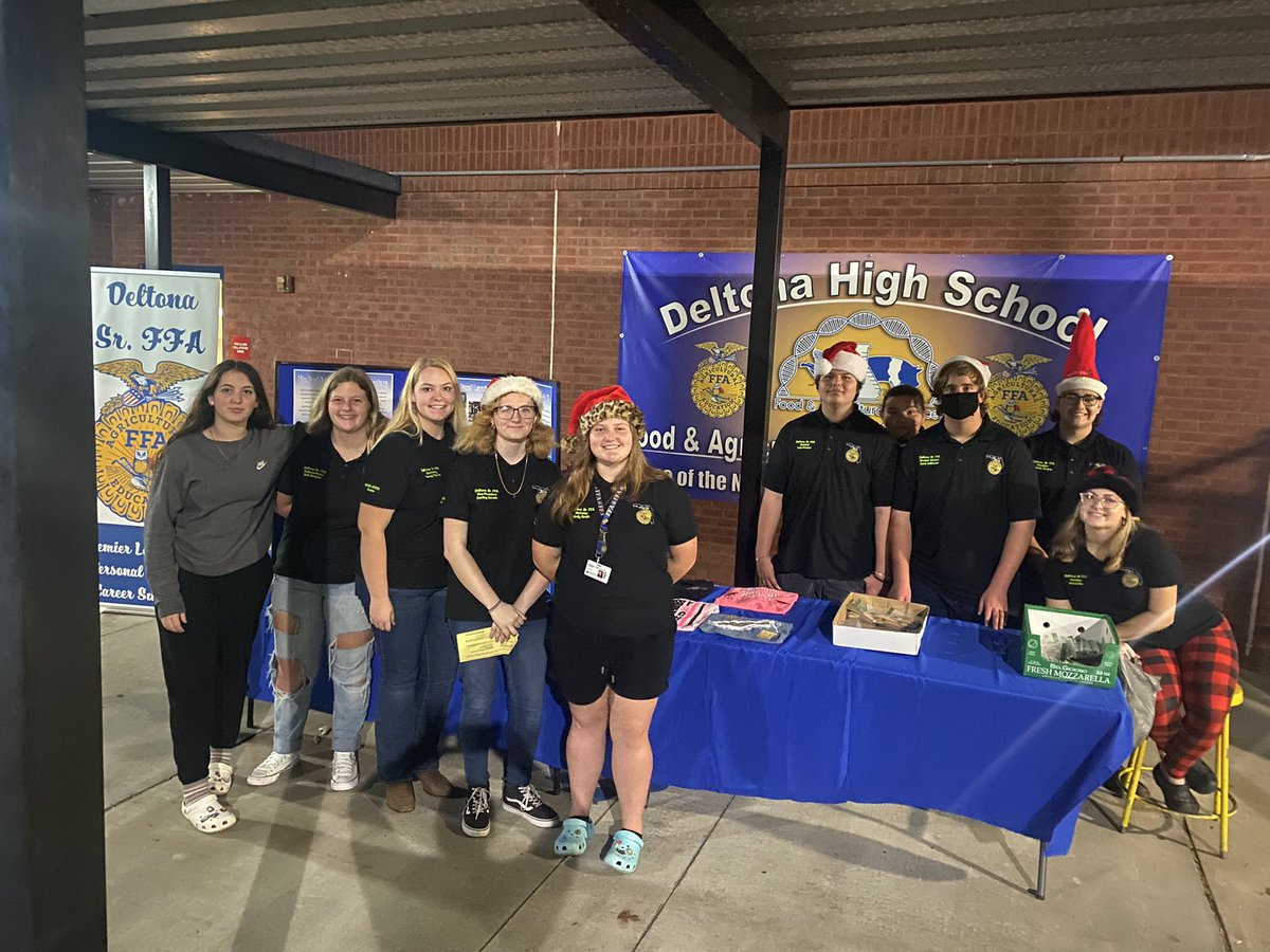 GeneFranks13's tweet photo. What an awesome afternoon at Deltona High! #dhs_showcase @DHSHappenings https://t.co/qoGqLjhbYQ