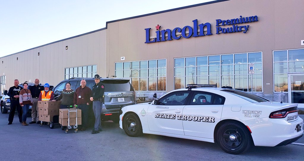 NSPTrooperCook's tweet photo. A huge #shoutout #ThankYou to Lincoln Premium Poultry for the generous donation of 400 pounds of fresh chicken that we'll be giving to area families in need for the #holidayseason. #christmasiscoming #HappyHolidays2021
@NSP_TroopA
@depfrankDCSO https://t.co/ZMP13cu9o1