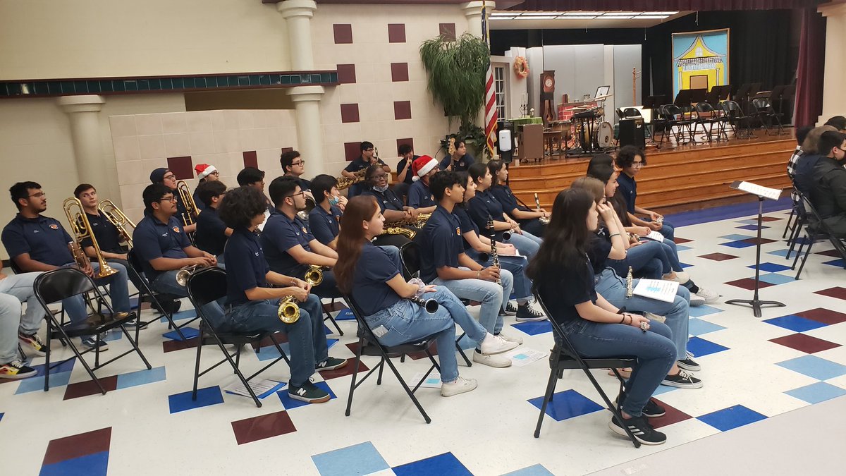 Arredondo_CHS's tweet photo. #TigerTime collaboration! Grant and Carroll in concert! 🐅🙌👏👏

@CHS_FineArt @CaTiBand @mrsarismendez https://t.co/BE2skKT8VU