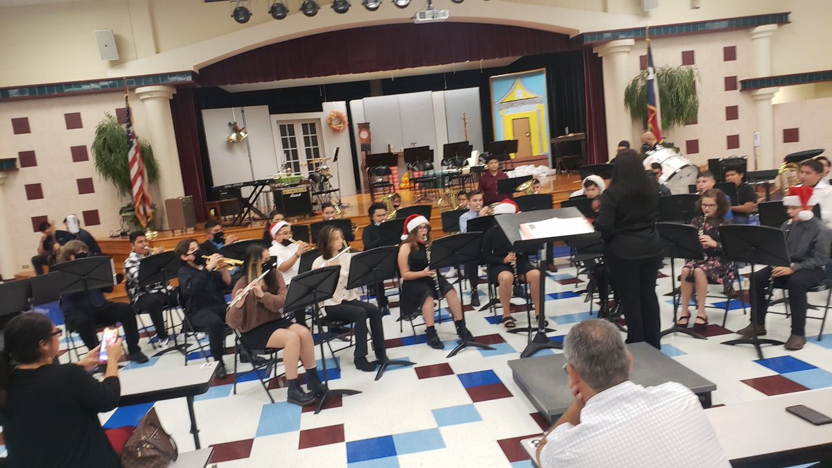 Arredondo_CHS's tweet photo. #TigerTime collaboration! Grant and Carroll in concert! 🐅🙌👏👏

@CHS_FineArt @CaTiBand @mrsarismendez https://t.co/BE2skKT8VU