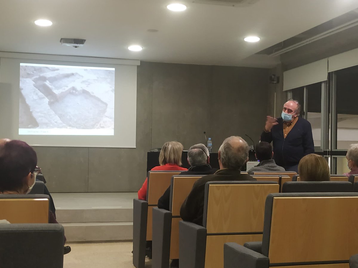 uablletres's tweet photo. El catedràtic de @Prehistoria_UAB Miquel Molist explica l’origen de les societats agrícoles al Pròxim Orient en el marc dels programes Aprendre al Campus i Universitat a l’Abast a @LletresUAB #abast #universitatalabast @UABBarcelona https://t.co/OJFe4znQMd