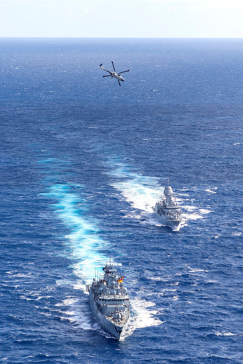 GUTEN TAG FGS BAYERN 🇩🇪 👋 

#HMASWarramunga and German Navy vessel FGS Bayern sail in-company while Bayern's embarked Super Lynx helicopter flies overhead.

📷 POIS Yuri Ramsey