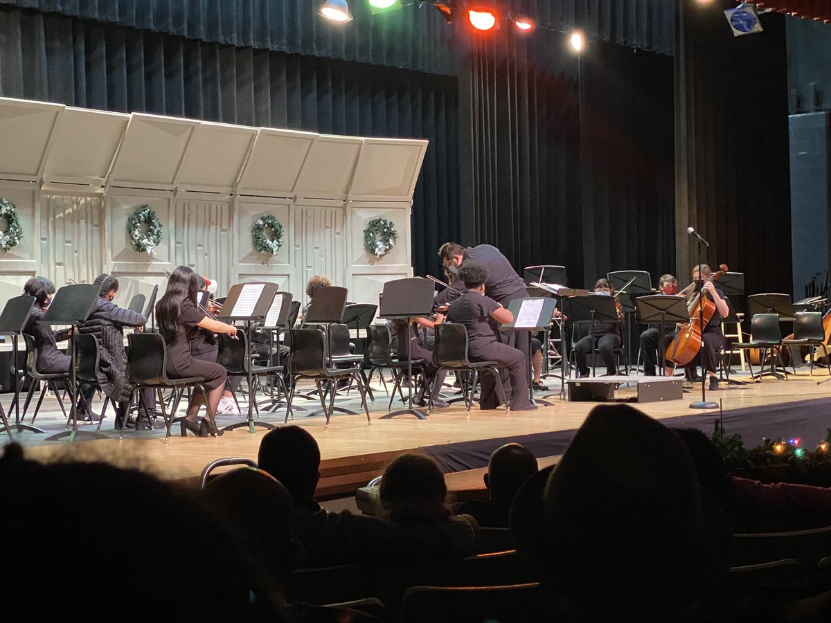 To be listening to my @JBMS_WJCC Spiders in concert after two loonnnggg years does my heart good. ❤️ Thank you @JHSPrin_WJCC @JamestownHigh for hosting us!