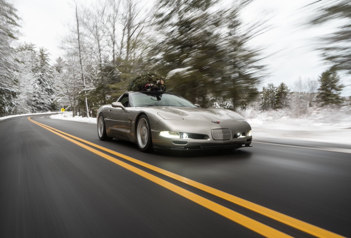 drivehub__'s tweet photo. The best way to spread Christmas cheer is driving around with a tree on your Vette for all to peer 🎅🎄
@chevrolet @CorvetteRacing @CorvetteMs @corvettemuseum https://t.co/Y0aWMc6NWF