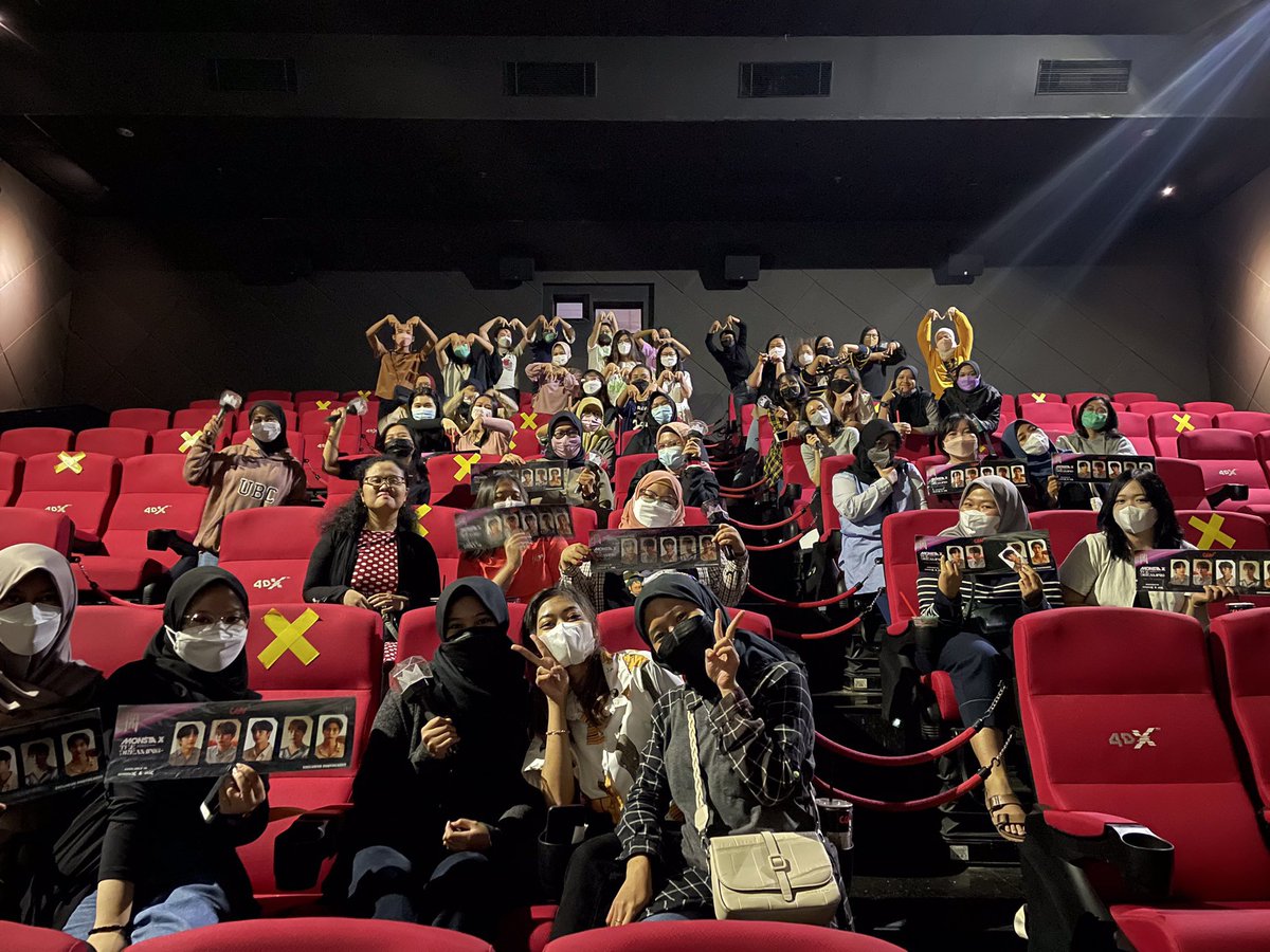 rachma_rma's tweet photo. Here’s #MONBEBESURABAYA
Sending loves to @OfficialMonstaX 🥰 we all just met but we’re together to send love back to you..
항상 꽃길만 걷자! 오래오래 함께하자! 우리한테 미안하지마세요.. 영화로 만났어 너무 고마워요.. 사랑한다 몬스타엑스 !!!
#ISAWTHEDREAMING https://t.co/WfegQMlRd2