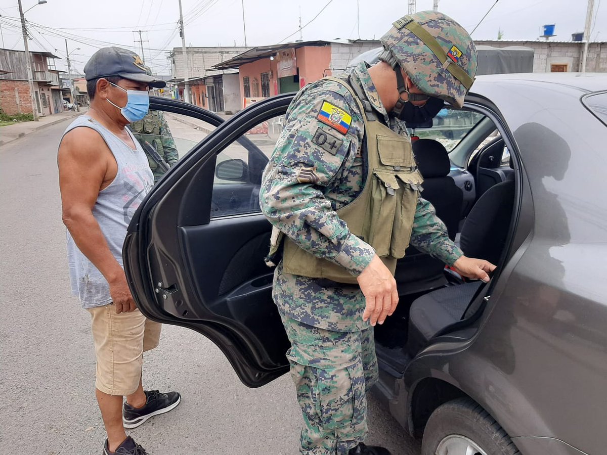 FFAAECUADOR's tweet photo. En las provincias #ElOro, #ZamoraChinchipe, #Guayas y #Sucumbíos, efectivos militares ejecutan operaciones de control de armas, municiones y explosivos a fin de disminuir los altos índices de inseguridad en los diferentes sectores de alta conflictividad.
#FFAACamex https://t.co/93iFuvWQJu